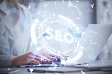 Bilgisayar ve seo hologram çizimleri üzerinde çalışan kadın elleri çift pozlama. internet arama kavramı.