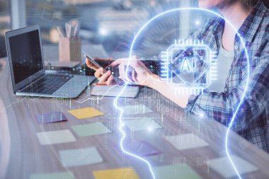 Bilgisayar ve insan beyin hologramı çizimleri üzerinde çalışan kadın ellerine çok maruz kaldı. Ai teknoloji konsepti.