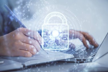 Bilgisayarda çalışan ve hologram çizimlerini kilitleyen kadın elleri çift pozlama. Güvenlik kavramı.