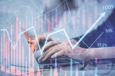 Bilgisayarda ve finansal grafik hologramında yazı yazan kadın ellerine çoklu maruz kalma. Borsa analizi kavramı.