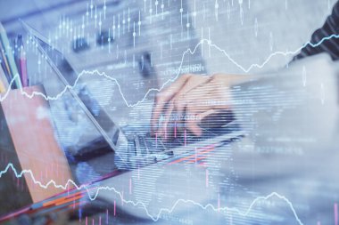 Bilgisayarda ve ön x grafik hologram çiziminde kadın eli yazarken çift pozlama. Borsa yatırım kavramı.