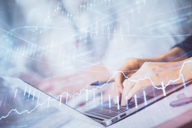 Bilgisayarda ve ön x grafik hologram çiziminde kadın eli yazarken çift pozlama. Borsa yatırım kavramı.