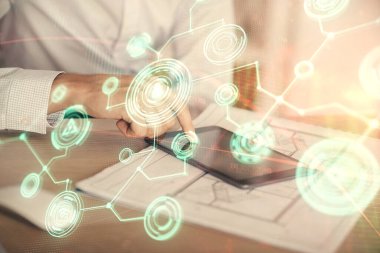 Bir erkeğin elini tutarken ve telefon ve sosyal ağ teması kullanırken çift pozlama.