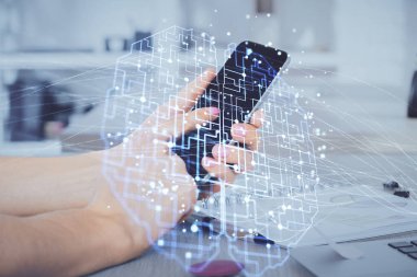 Erkeklerin el ele tutuşup dijital bir cihaz ve beyin hologramı çizimleri kullanırken çift pozlama. Veri kavramı.