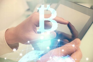 Erkeklerin el ele tutuşmalarının ve telefon ve kripto para birimi engelleme teması çiziminin iki kez görüntülenmesi.