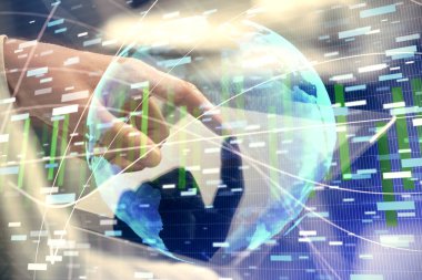 Erkeklerin el ele tutuşup telefon kullanırken ve uluslararası iş teması çizerken çift pozlama.