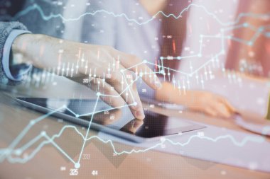 Önx grafik çizimine çifte maruz kalma ve kadın ve erkeğin birlikte çalışarak mobil bir cihaz kullanması. Ticaret konsepti.