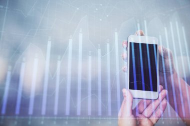 Ön x grafik çizimine çift pozlama hologram ve cep telefonu kullanan bir kadın. Borsa konsepti.