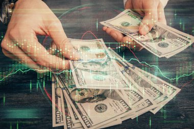 Finansal grafiğe çoklu pozlama hologram, Amerikan dolarları ve insan eli. Analiz kavramı.