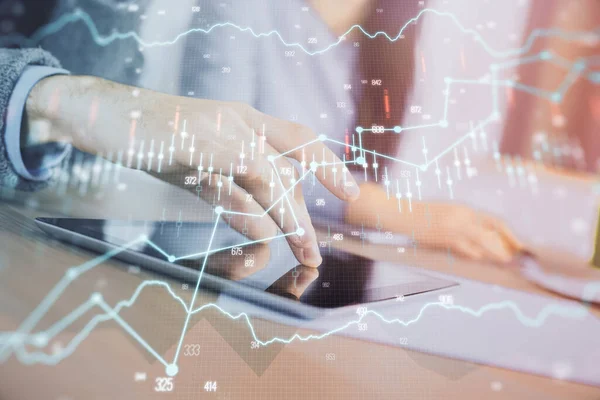 Подвійна експозиція креслення графа форекс і чоловік і жінка працюють разом, тримаючи і використовуючи мобільний пристрій. Концепція торгівлі . — стокове фото