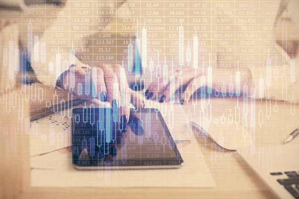 Doppelbelichtung von Forex-Diagramm Skizze Hologramm und Frau halten und mit einem mobilen Gerät. Finanzmarktkonzept. — Stockfoto