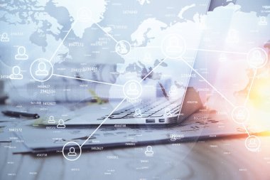 Sosyal ağ hologramıyla birlikte bilgisayar masaüstünde. Çifte maruziyet. Uluslararası insan ilişkileri kavramı.