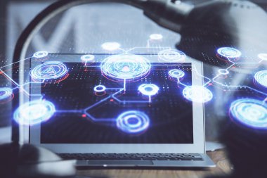 Sosyal ağ hologramıyla birlikte bilgisayar masaüstünde. Çifte maruziyet. Uluslararası insan ilişkileri kavramı.