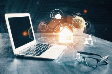 Ofisteki masaüstü bilgisayar geçmişi ve büyük kasaba binaları hologram çizimi. Çifte maruziyet. Akıllı şehir konsepti.