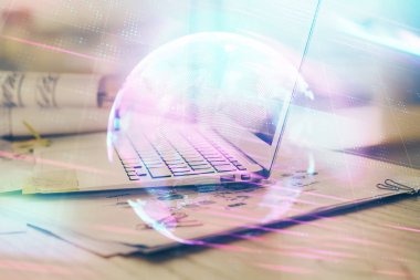 Bilgisayar, teknoloji temalı hologramla birlikte ofiste. Çoklu maruz kalma. Teknoloji kavramı.