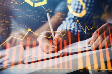 İki adamın hisse senedi piyasası grafiğiyle yatırım planladığı çok sayıda olay.