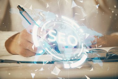 SEO simgesiyle notlar alan kadın elleri çift pozlama. Arama motoru optimizasyonu kavramı