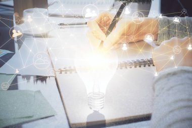 Sosyal ağ temalı hologram ellerin not almasından üstündür. Küresel uluslararası insan kavramı bağlanıyor. Çift pozlama