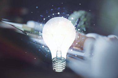 Kadın elinin üstüne ampul çizip arka planda not almak. Fikir kavramı. Çift pozlama