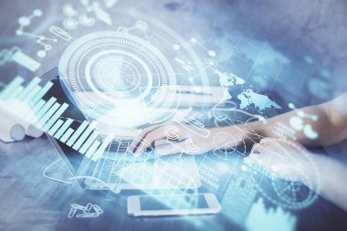 Arka planda dizüstü bilgisayarda çalışan iş adamlarının çoklu pozları. Uluslararası iş hologramı önde. Başarı kavramı.