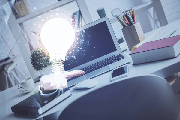 Computer op kantoor met bol icoon hologram. Dubbele belichting. Begrip "idee". — Stockfoto