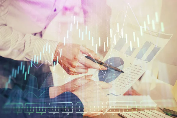 Grafico di trading finanziario doppia esposizione con sfondo desktop uomo. — Foto Stock
