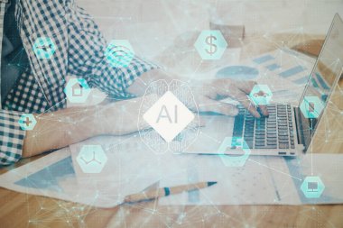 Teknoloji temalı dizüstü bilgisayarla çalışan bir iş adamı. Büyük veri kavramı. Çift pozlama.