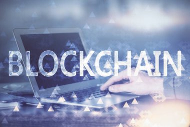 Arka planda bilgisayar üzerinde çalışan bir iş adamıyla engelleme temalı Hud. Kripto zinciri kavramı. Çift pozlama.