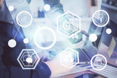 Sosyal ağ temalı hologramda iş adamı arka planda bilgisayar üzerinde çalışıyor. Çoklu pozlama.