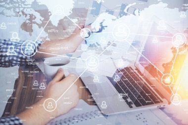 Arka planda bilgisayarla çalışan bir adamın bulunduğu medya ağı temalı hologram. İnternet iletişimi kavramı. Çift pozlama.