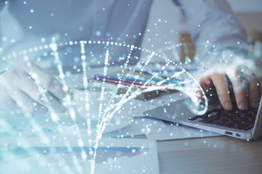 DNA hologramı ve iş adamı arka planda bilgisayar üzerinde çalışıyor. Biyomühendislik kavramı. Çift pozlama.