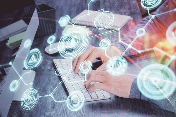 Holograma del tema de la red de medios con el hombre trabajando en la computadora en segundo plano. Concepto de comunicación por Internet. Doble exposición . —  Fotos de Stock