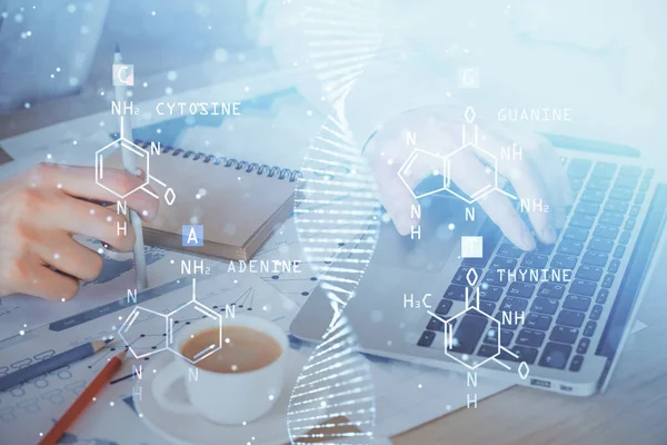 DNA-Hologramm mit Geschäftsmann, der am Computer am Hintergrund arbeitet. Konzept der Biotechnologie. Doppelbelastung. — Stockfoto