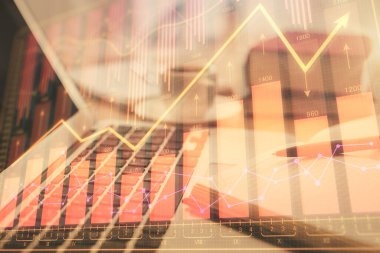 Finans şeması çizimine ve masaüstüne kahve ve masa arkasında eşyalar ile çifte pozlama. Önx piyasa ticareti kavramı