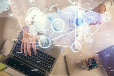 Erkeklerin ellerinin bilgisayar klavyesini ve sosyal ağ temalı hologram çizimlerini yazarken çift pozlama. Üst Manzara. İnsanlar web konseptini bağlar.