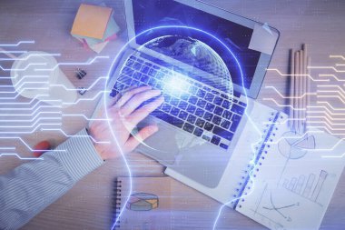 Bilgisayar klavyesini ve beyin hologramı çizimlerini yazarken çift pozlama. Üst Manzara. Ai ve veri teknolojisi kavramı.