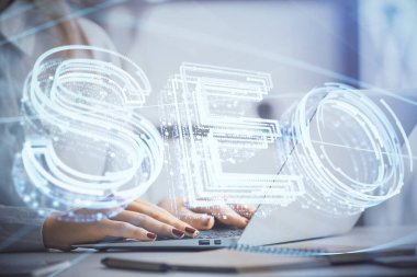 Bilgisayar ve seo hologram çizimleri üzerinde çalışan kadın elleri çift pozlama. internet arama kavramı.
