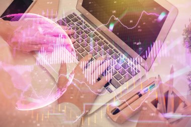 Bilgisayarda ve ön x grafik hologram çiziminde kadın eli yazarken çift pozlama. Borsa analizi kavramı.