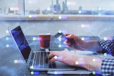 Elinde kredi kartı ve veri teması çizimi olan bir adamın ellerine iki kez maruz kalmış. E-ticaret ve teknoloji kavramı.