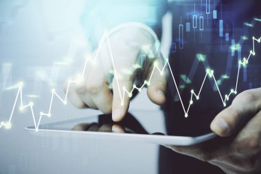 Bir adamın el ele tutuşup, telefon ve finansal çizim kullanırken birden fazla pozlama. Pazar analizi kavramı.