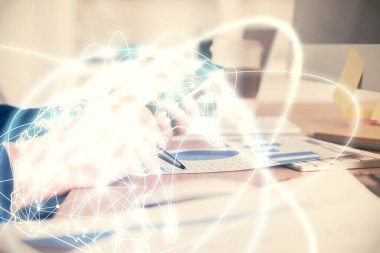 Erkeklerin el ele tutuşup telefon kullanırken ve uluslararası iş teması çizerken çift pozlama.