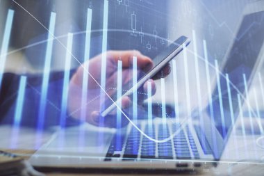 Bir adamın elini tutarken ve bir telefon ve finansal grafik çizimi kullanırken çift pozlama. Analiz kavramı.