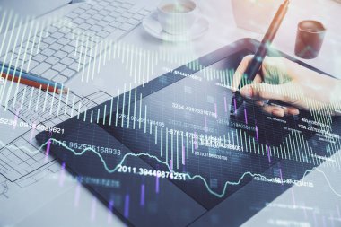 Finansal grafik çizimine çifte maruz kalma hologram ve cep telefonu kullanan bir kadın. Borsa konsepti.