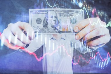 Finansal grafiğe çoklu pozlama hologram, Amerikan dolarları ve insan eli. Analiz kavramı.