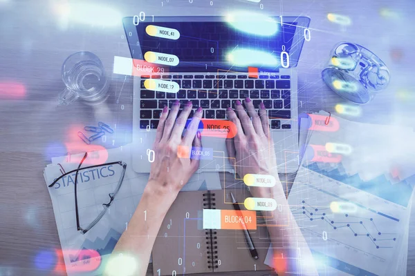 Doble exposición de las manos de las mujeres que trabajan en la computadora y el tema de datos holograma dibujo. Vista superior. Concepto tecnológico. — Foto de Stock