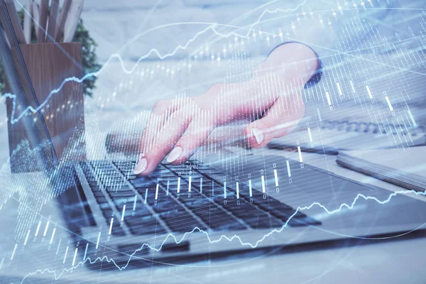 Mehrfachbelichtung von Frauenhänden beim Tippen auf Computer- und Forex-Diagramm-Hologrammzeichnung. Aktienmarktanalysekonzept. — Stockfoto