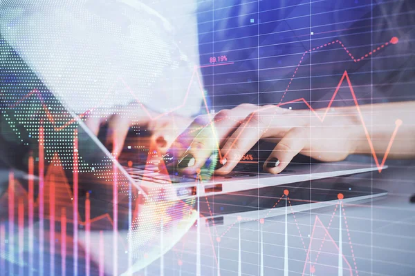 Doppelbelichtung von Frauenhänden beim Tippen auf Computer- und Forex-Diagramm-Hologrammzeichnung. Börseninvestitionskonzept. — Stockfoto