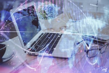 İş teması simgelerinin çifte pozlandırılması ve bilgisayar geçmişi olan çalışma alanı. Başarı kavramı.