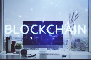 Engelleme zinciri ve kripto ekonomi temalı hologram ve bilgisayar geçmişi olan bir masa. Bitcoin kripto para kavramı.