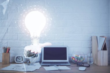 Bilgisayar ofisinde ampul simgesi hologramıyla birlikte. Çifte maruziyet. Fikir kavramı.